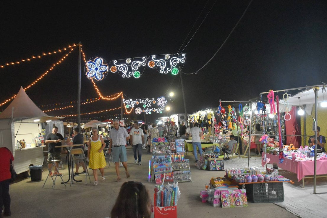 La Feria de noche en Miajadas ha vuelto a cobrar vida este año. Las atracciones de feria han compartido espacio de nuevo con la caseta municipal y los conciertos, como el de Sergio Contreras, que hizo bailar al público durante dos horas. Miajadeños y visitantes han llenado las calles del ferial como lo hacían antes de la pandemia, y la música, el ambiente y las ganas de fiesta se hacían notar. Los fuegos artificiales pusieron la guinda a la feria más esperada, la feria de la vuelta a la ilusión. 