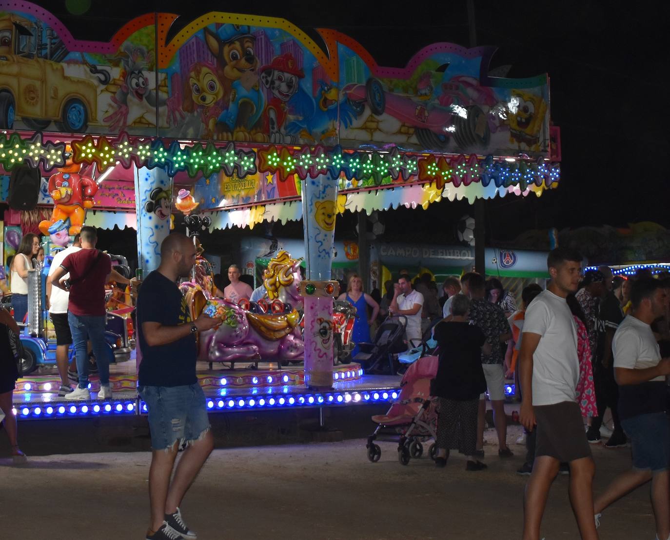 La Feria de noche en Miajadas ha vuelto a cobrar vida este año. Las atracciones de feria han compartido espacio de nuevo con la caseta municipal y los conciertos, como el de Sergio Contreras, que hizo bailar al público durante dos horas. Miajadeños y visitantes han llenado las calles del ferial como lo hacían antes de la pandemia, y la música, el ambiente y las ganas de fiesta se hacían notar. Los fuegos artificiales pusieron la guinda a la feria más esperada, la feria de la vuelta a la ilusión. 