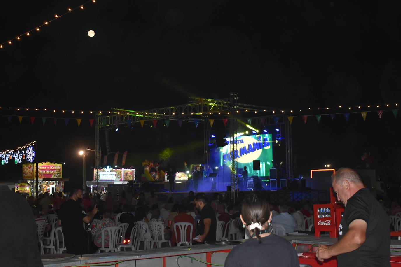 La Feria de noche en Miajadas ha vuelto a cobrar vida este año. Las atracciones de feria han compartido espacio de nuevo con la caseta municipal y los conciertos, como el de Sergio Contreras, que hizo bailar al público durante dos horas. Miajadeños y visitantes han llenado las calles del ferial como lo hacían antes de la pandemia, y la música, el ambiente y las ganas de fiesta se hacían notar. Los fuegos artificiales pusieron la guinda a la feria más esperada, la feria de la vuelta a la ilusión. 