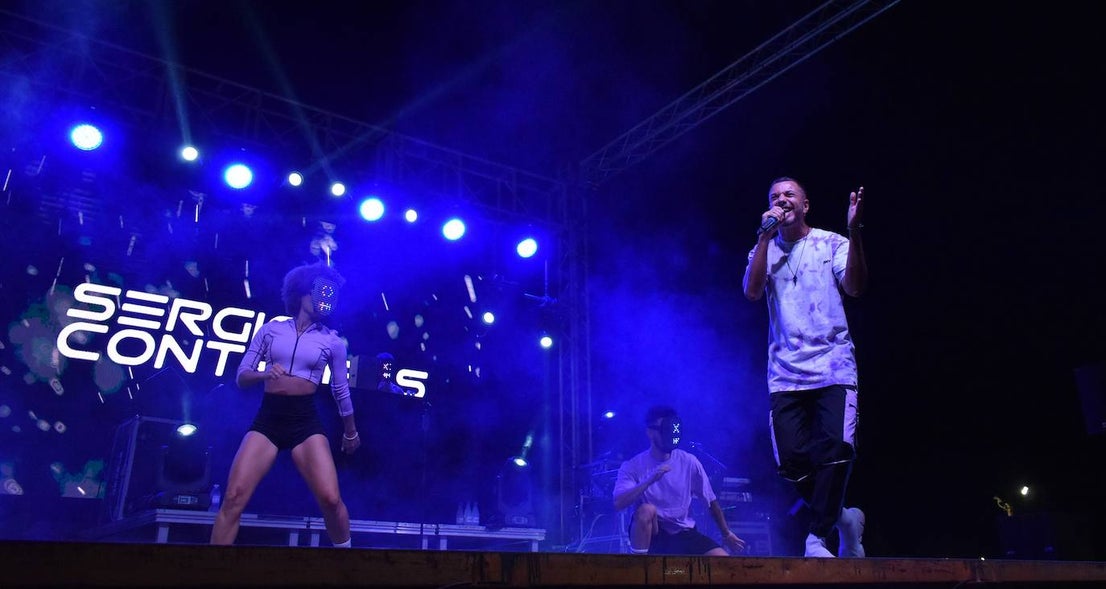 La Feria de noche en Miajadas ha vuelto a cobrar vida este año. Las atracciones de feria han compartido espacio de nuevo con la caseta municipal y los conciertos, como el de Sergio Contreras, que hizo bailar al público durante dos horas. Miajadeños y visitantes han llenado las calles del ferial como lo hacían antes de la pandemia, y la música, el ambiente y las ganas de fiesta se hacían notar. Los fuegos artificiales pusieron la guinda a la feria más esperada, la feria de la vuelta a la ilusión. 