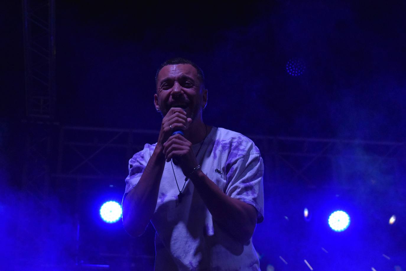 La Feria de noche en Miajadas ha vuelto a cobrar vida este año. Las atracciones de feria han compartido espacio de nuevo con la caseta municipal y los conciertos, como el de Sergio Contreras, que hizo bailar al público durante dos horas. Miajadeños y visitantes han llenado las calles del ferial como lo hacían antes de la pandemia, y la música, el ambiente y las ganas de fiesta se hacían notar. Los fuegos artificiales pusieron la guinda a la feria más esperada, la feria de la vuelta a la ilusión. 