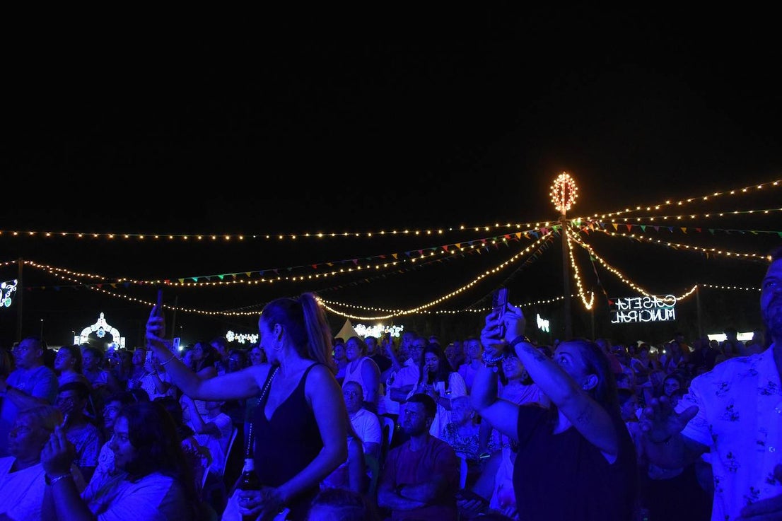 La Feria de noche en Miajadas ha vuelto a cobrar vida este año. Las atracciones de feria han compartido espacio de nuevo con la caseta municipal y los conciertos, como el de Sergio Contreras, que hizo bailar al público durante dos horas. Miajadeños y visitantes han llenado las calles del ferial como lo hacían antes de la pandemia, y la música, el ambiente y las ganas de fiesta se hacían notar. Los fuegos artificiales pusieron la guinda a la feria más esperada, la feria de la vuelta a la ilusión. 