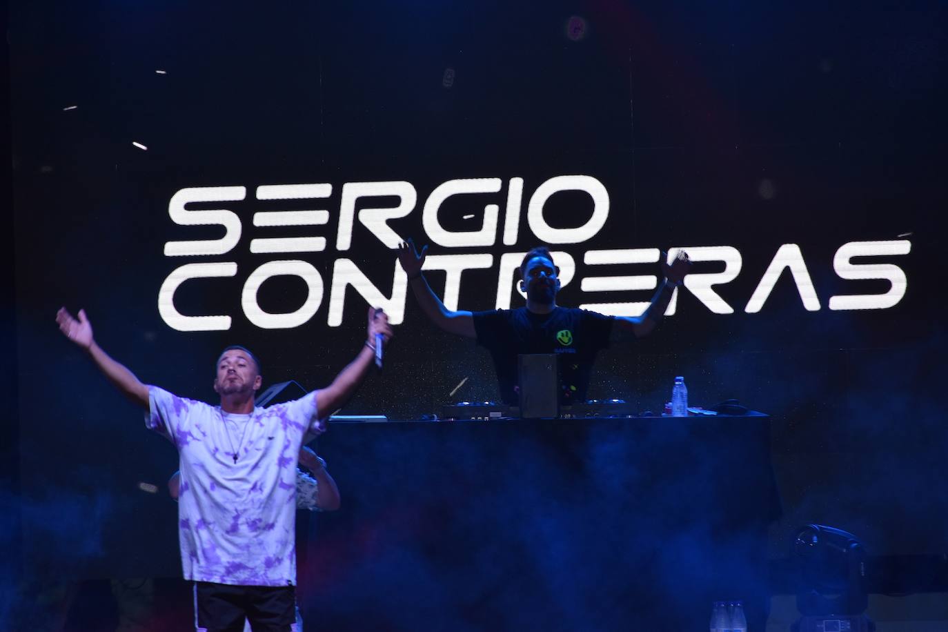 La Feria de noche en Miajadas ha vuelto a cobrar vida este año. Las atracciones de feria han compartido espacio de nuevo con la caseta municipal y los conciertos, como el de Sergio Contreras, que hizo bailar al público durante dos horas. Miajadeños y visitantes han llenado las calles del ferial como lo hacían antes de la pandemia, y la música, el ambiente y las ganas de fiesta se hacían notar. Los fuegos artificiales pusieron la guinda a la feria más esperada, la feria de la vuelta a la ilusión. 