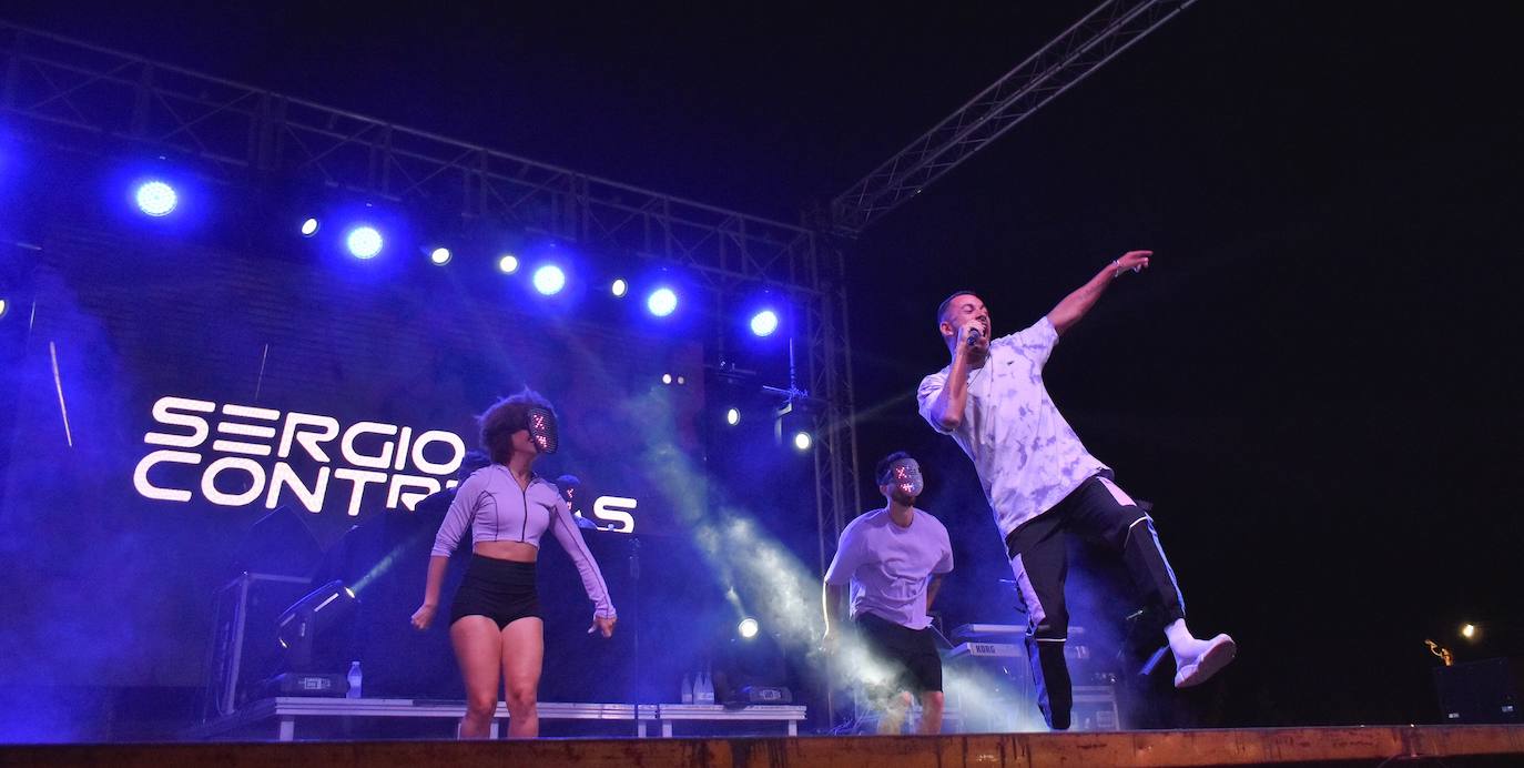 La Feria de noche en Miajadas ha vuelto a cobrar vida este año. Las atracciones de feria han compartido espacio de nuevo con la caseta municipal y los conciertos, como el de Sergio Contreras, que hizo bailar al público durante dos horas. Miajadeños y visitantes han llenado las calles del ferial como lo hacían antes de la pandemia, y la música, el ambiente y las ganas de fiesta se hacían notar. Los fuegos artificiales pusieron la guinda a la feria más esperada, la feria de la vuelta a la ilusión. 