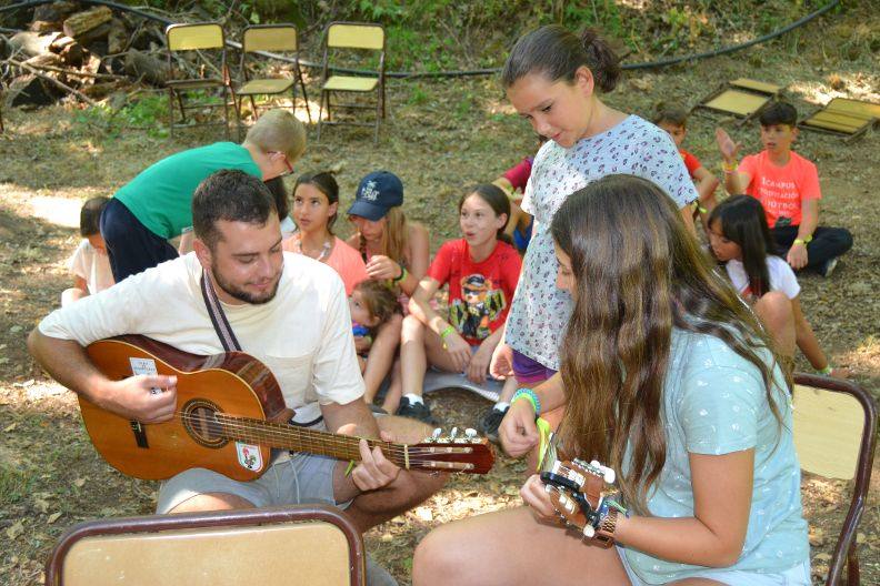 Uno de los monitores voluntarios en el campamento cristiano de los jóvenes miajadeños 