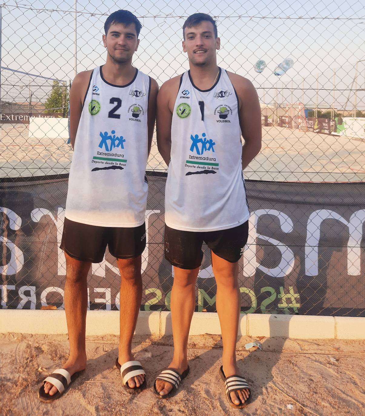 David Pilo (izq) y Carlos J. Parejo (dcha) en el primer partido del Campeonato Extremeño de Voley Playa 2022, disputado en las pistas de arena de Miajadas 