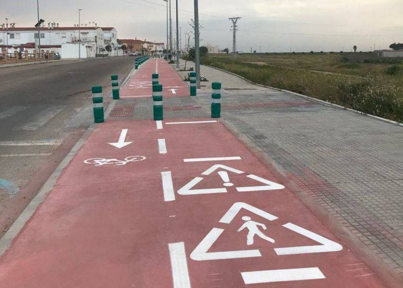 Uno de los carriles bici con acerado para peatones con los que cuenta Miajadas 