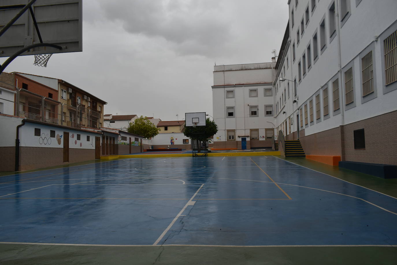 Sin mascarillas y con abrazos, la vuelta al cole en el curso 2022-23 ha supuesto también la vuelta a la tan ansiada normalidad. Con esa ilusión lo viven alumnos y profesores del CEIP Ntra. Sra. de Guadalupe, CEIP García Siñeriz, colegio Sagrado Corazón de Jesús y María Inmaculada y el IES Gonzalo Torrente Ballester. Este año vuelven a 'verse las caras' en todos los sentidos. 