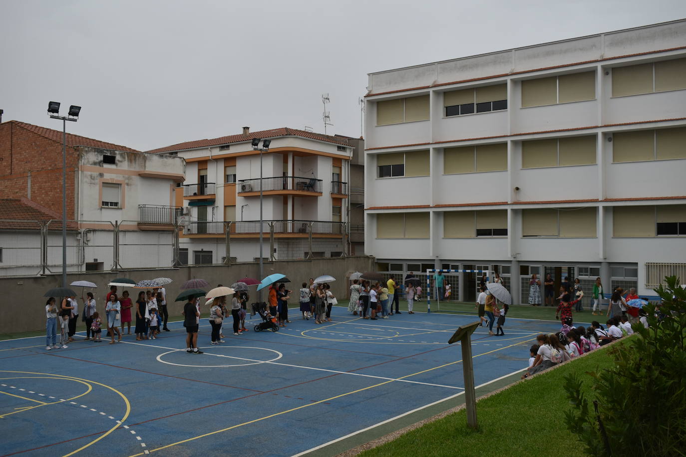 Sin mascarillas y con abrazos, la vuelta al cole en el curso 2022-23 ha supuesto también la vuelta a la tan ansiada normalidad. Con esa ilusión lo viven alumnos y profesores del CEIP Ntra. Sra. de Guadalupe, CEIP García Siñeriz, colegio Sagrado Corazón de Jesús y María Inmaculada y el IES Gonzalo Torrente Ballester. Este año vuelven a 'verse las caras' en todos los sentidos. 