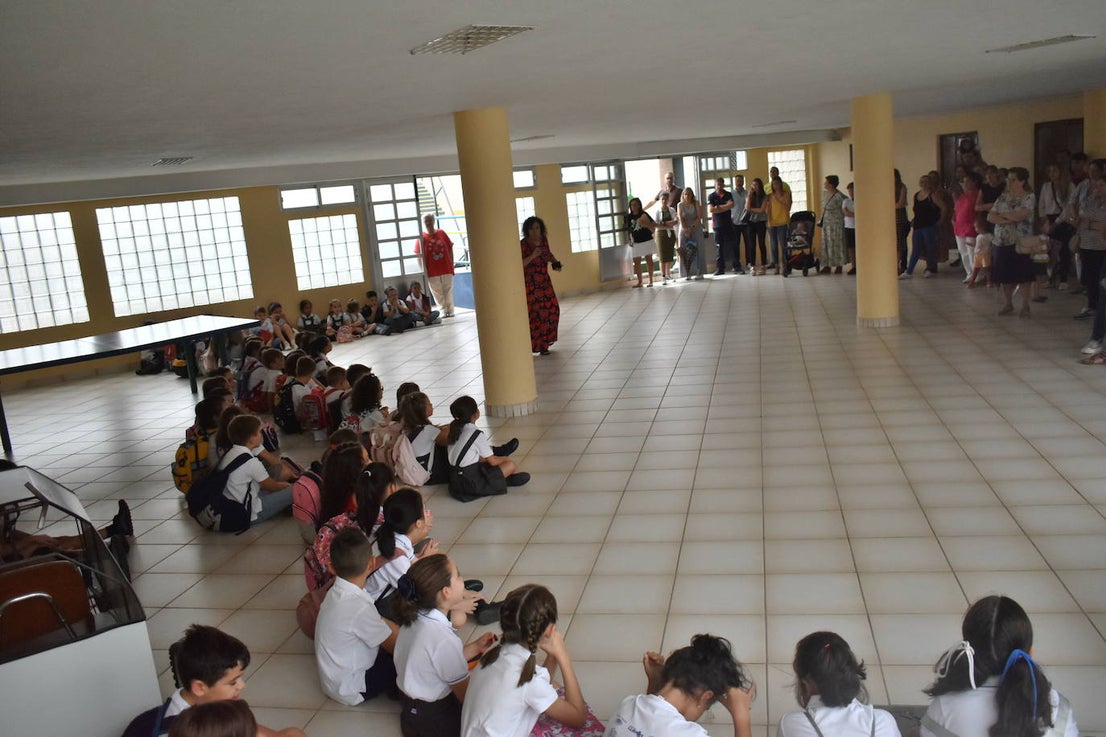 Sin mascarillas y con abrazos, la vuelta al cole en el curso 2022-23 ha supuesto también la vuelta a la tan ansiada normalidad. Con esa ilusión lo viven alumnos y profesores del CEIP Ntra. Sra. de Guadalupe, CEIP García Siñeriz, colegio Sagrado Corazón de Jesús y María Inmaculada y el IES Gonzalo Torrente Ballester. Este año vuelven a 'verse las caras' en todos los sentidos. 