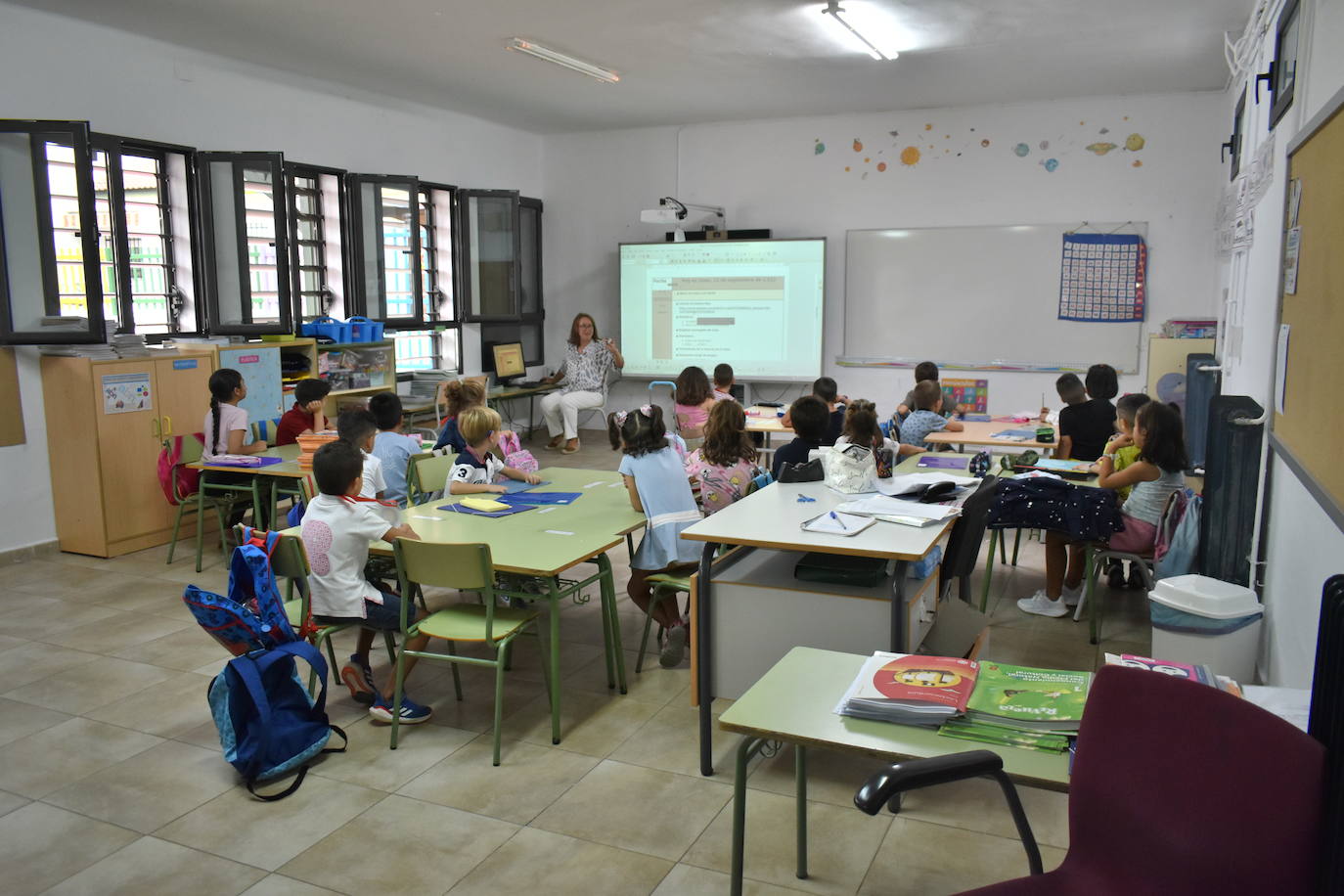 Sin mascarillas y con abrazos, la vuelta al cole en el curso 2022-23 ha supuesto también la vuelta a la tan ansiada normalidad. Con esa ilusión lo viven alumnos y profesores del CEIP Ntra. Sra. de Guadalupe, CEIP García Siñeriz, colegio Sagrado Corazón de Jesús y María Inmaculada y el IES Gonzalo Torrente Ballester. Este año vuelven a 'verse las caras' en todos los sentidos. 