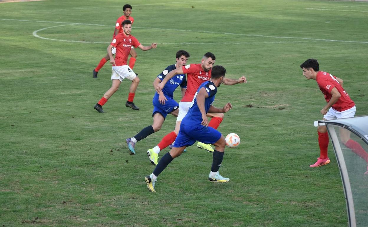 Loren intenta arrebatarle el balón a Portu 