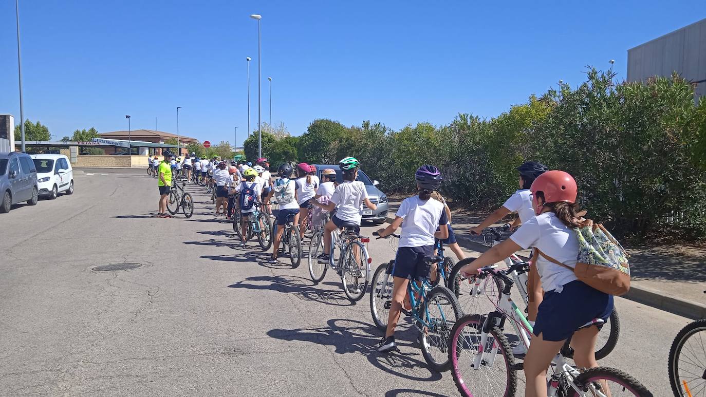 Miajadas ha vivido este 2022 su mejor Semana Europea de la Movilidad, al menos hasta la fecha, porque el municipio se supera año tras año. Mayores y pequeños disfrutaron durante dos semanas de gymkanas fotográficas, rutas andando o en bicicleta, concursos, ludotalleres, y premios a su compromiso con la sostenibilidad, entre otras muchas actividades. 