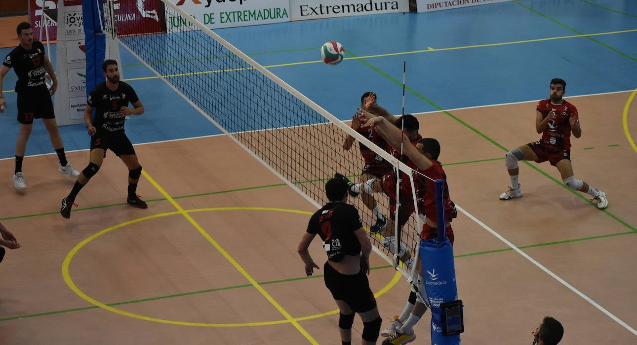 Los jugadores del Extremadura Grupo Laura Otero hacen un tapón 