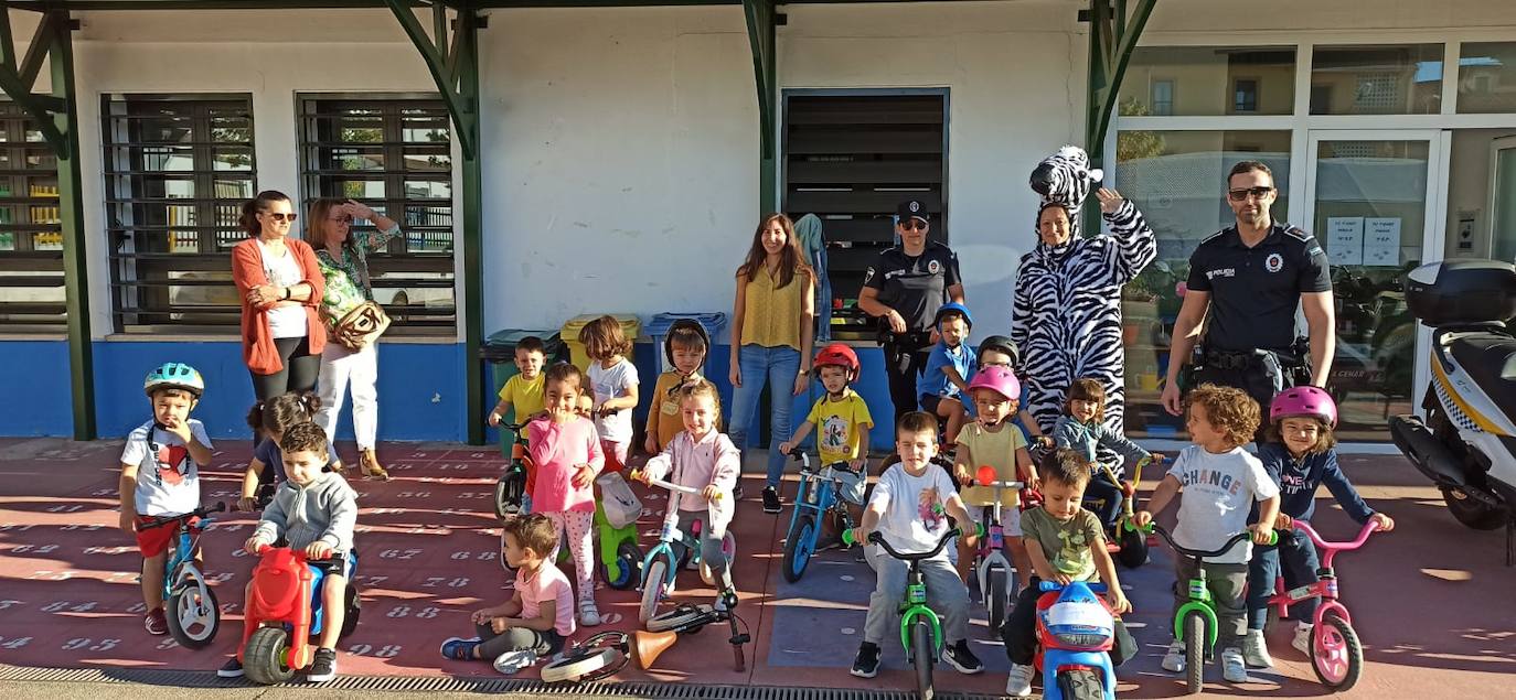 Pequeños alumnos del CEIP Ntra Sra de Guadalupe de Miajadas en su día de Educación Vial 