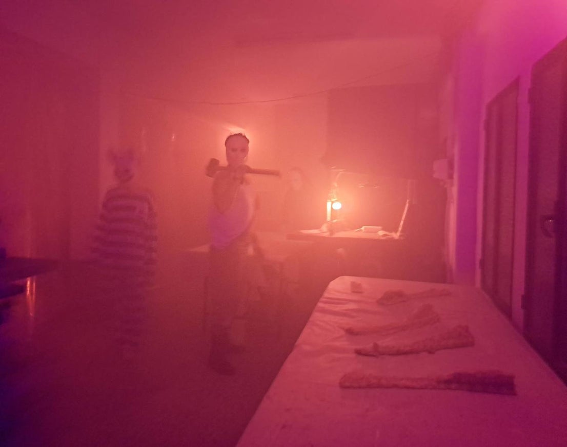 Gritos, sustos y pasos acelerados. Eso es lo que provocaba el pasaje del terror de este año en Miajadas. Más de cien componentes de la asociación Parque Pozo Vela se convirtieron en los personajes más terroríficos que te puedes encontrar en una facultad, desde el rector, el conserje y el guardia de seguridad, hasta profesores y alumnos zombies. Una facultad con todo detalle: aulas, residencia de estudiantes, almacenes, una capilla, incluso una discoteca. 
