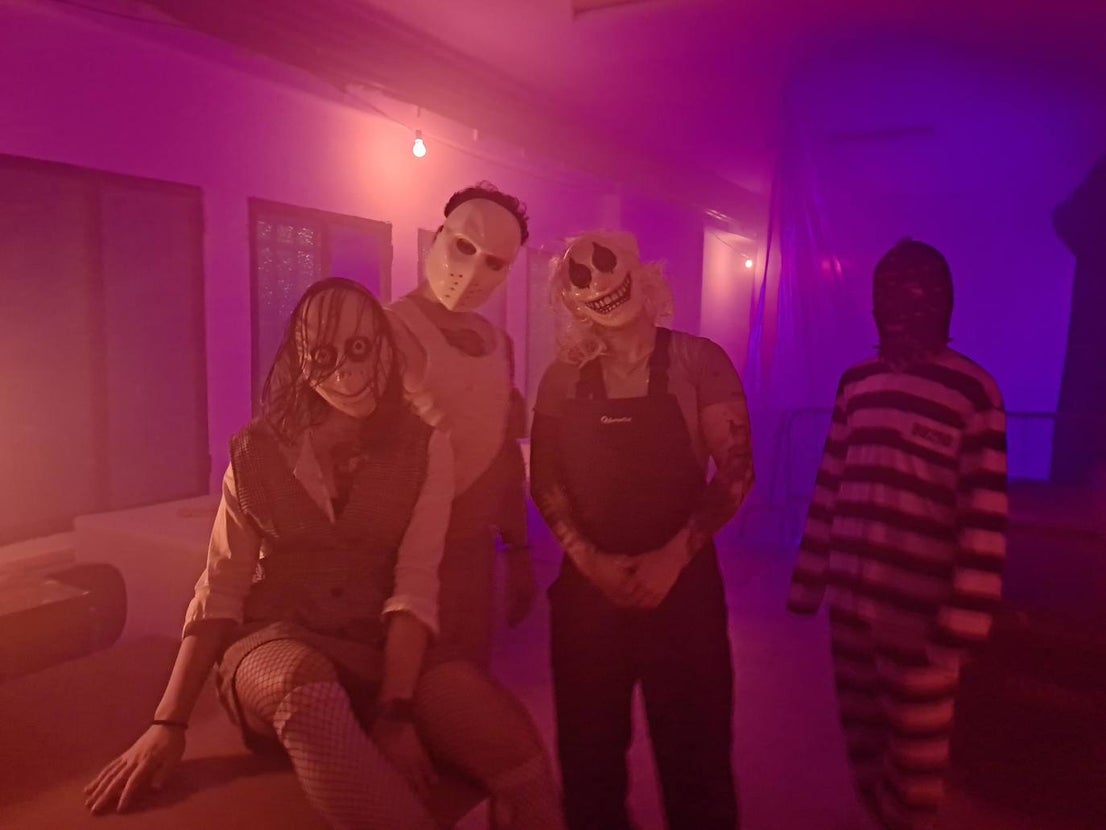 Gritos, sustos y pasos acelerados. Eso es lo que provocaba el pasaje del terror de este año en Miajadas. Más de cien componentes de la asociación Parque Pozo Vela se convirtieron en los personajes más terroríficos que te puedes encontrar en una facultad, desde el rector, el conserje y el guardia de seguridad, hasta profesores y alumnos zombies. Una facultad con todo detalle: aulas, residencia de estudiantes, almacenes, una capilla, incluso una discoteca. 