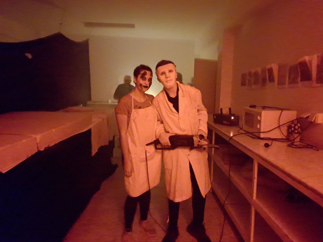 Gritos, sustos y pasos acelerados. Eso es lo que provocaba el pasaje del terror de este año en Miajadas. Más de cien componentes de la asociación Parque Pozo Vela se convirtieron en los personajes más terroríficos que te puedes encontrar en una facultad, desde el rector, el conserje y el guardia de seguridad, hasta profesores y alumnos zombies. Una facultad con todo detalle: aulas, residencia de estudiantes, almacenes, una capilla, incluso una discoteca. 