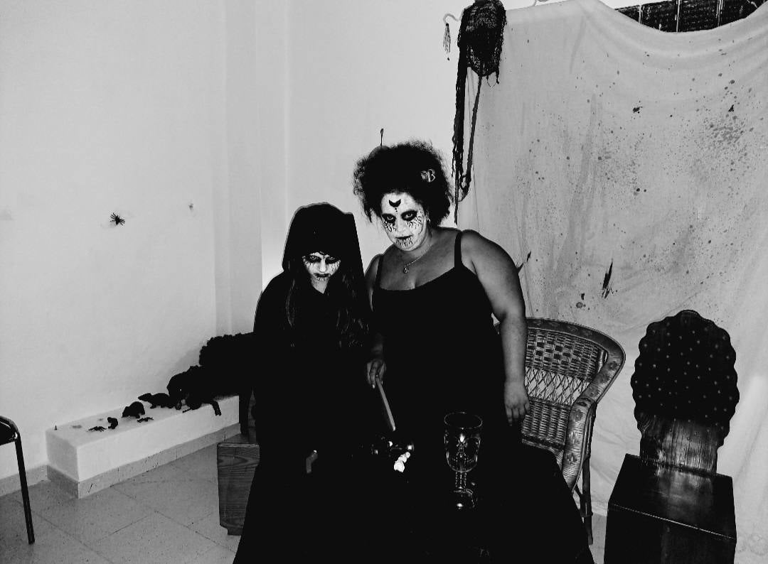 Gritos, sustos y pasos acelerados. Eso es lo que provocaba el pasaje del terror de este año en Miajadas. Más de cien componentes de la asociación Parque Pozo Vela se convirtieron en los personajes más terroríficos que te puedes encontrar en una facultad, desde el rector, el conserje y el guardia de seguridad, hasta profesores y alumnos zombies. Una facultad con todo detalle: aulas, residencia de estudiantes, almacenes, una capilla, incluso una discoteca. 