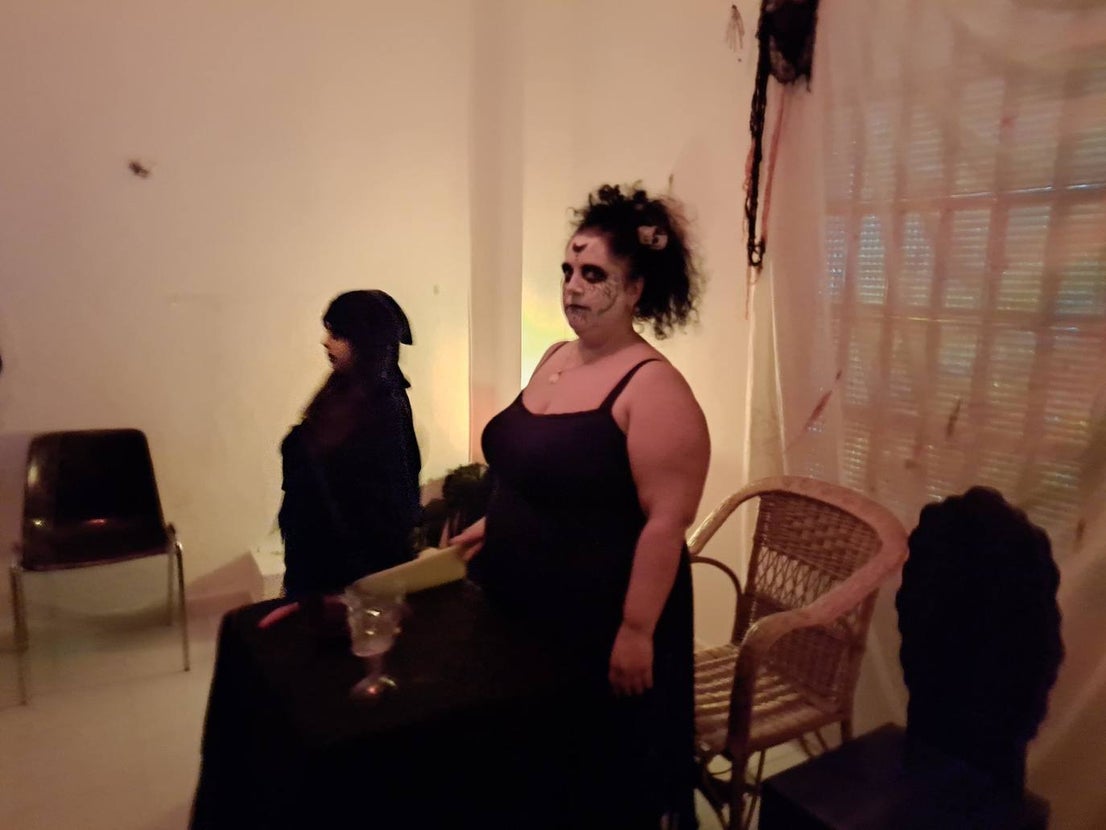 Gritos, sustos y pasos acelerados. Eso es lo que provocaba el pasaje del terror de este año en Miajadas. Más de cien componentes de la asociación Parque Pozo Vela se convirtieron en los personajes más terroríficos que te puedes encontrar en una facultad, desde el rector, el conserje y el guardia de seguridad, hasta profesores y alumnos zombies. Una facultad con todo detalle: aulas, residencia de estudiantes, almacenes, una capilla, incluso una discoteca. 
