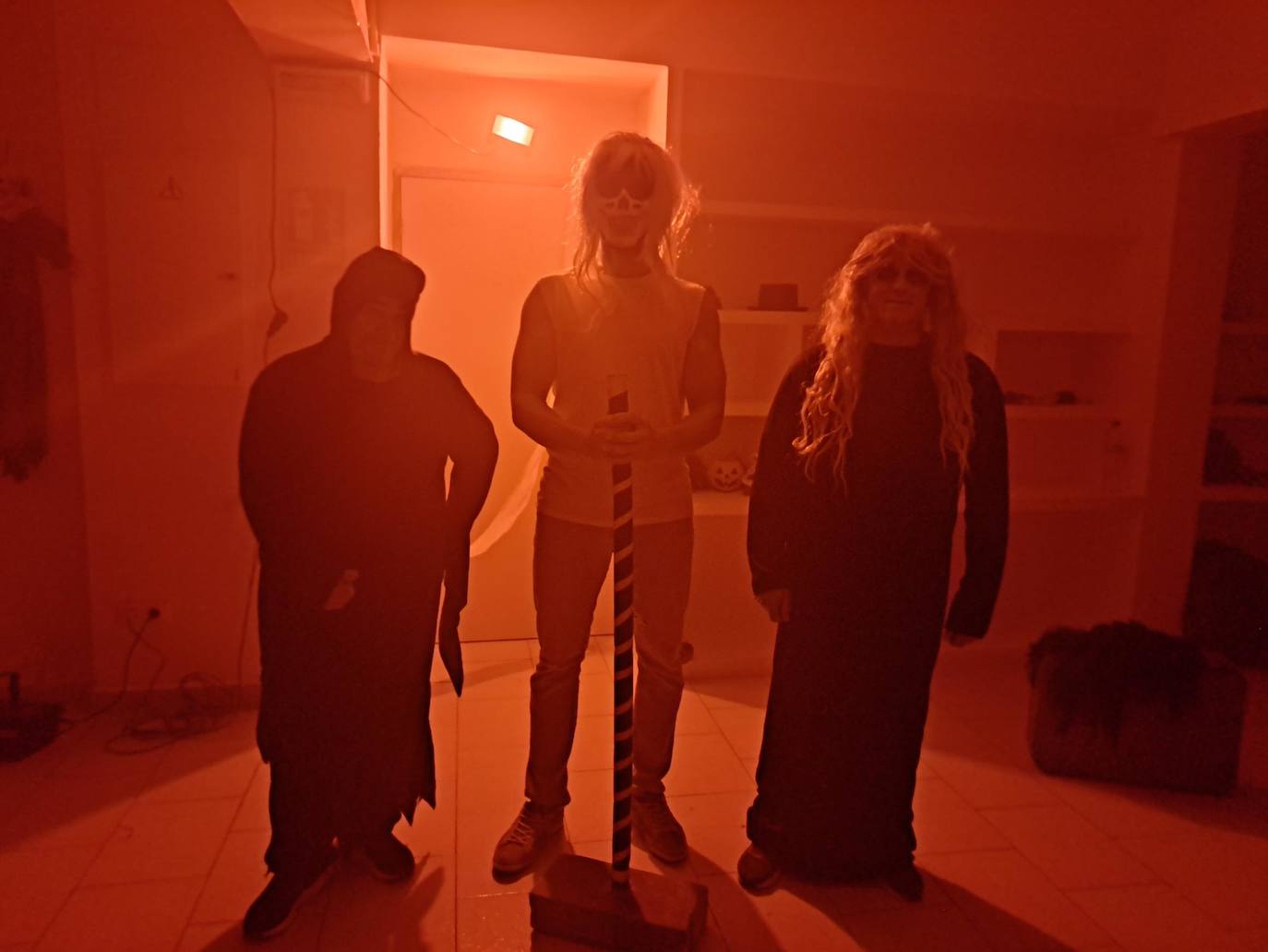 Gritos, sustos y pasos acelerados. Eso es lo que provocaba el pasaje del terror de este año en Miajadas. Más de cien componentes de la asociación Parque Pozo Vela se convirtieron en los personajes más terroríficos que te puedes encontrar en una facultad, desde el rector, el conserje y el guardia de seguridad, hasta profesores y alumnos zombies. Una facultad con todo detalle: aulas, residencia de estudiantes, almacenes, una capilla, incluso una discoteca. 