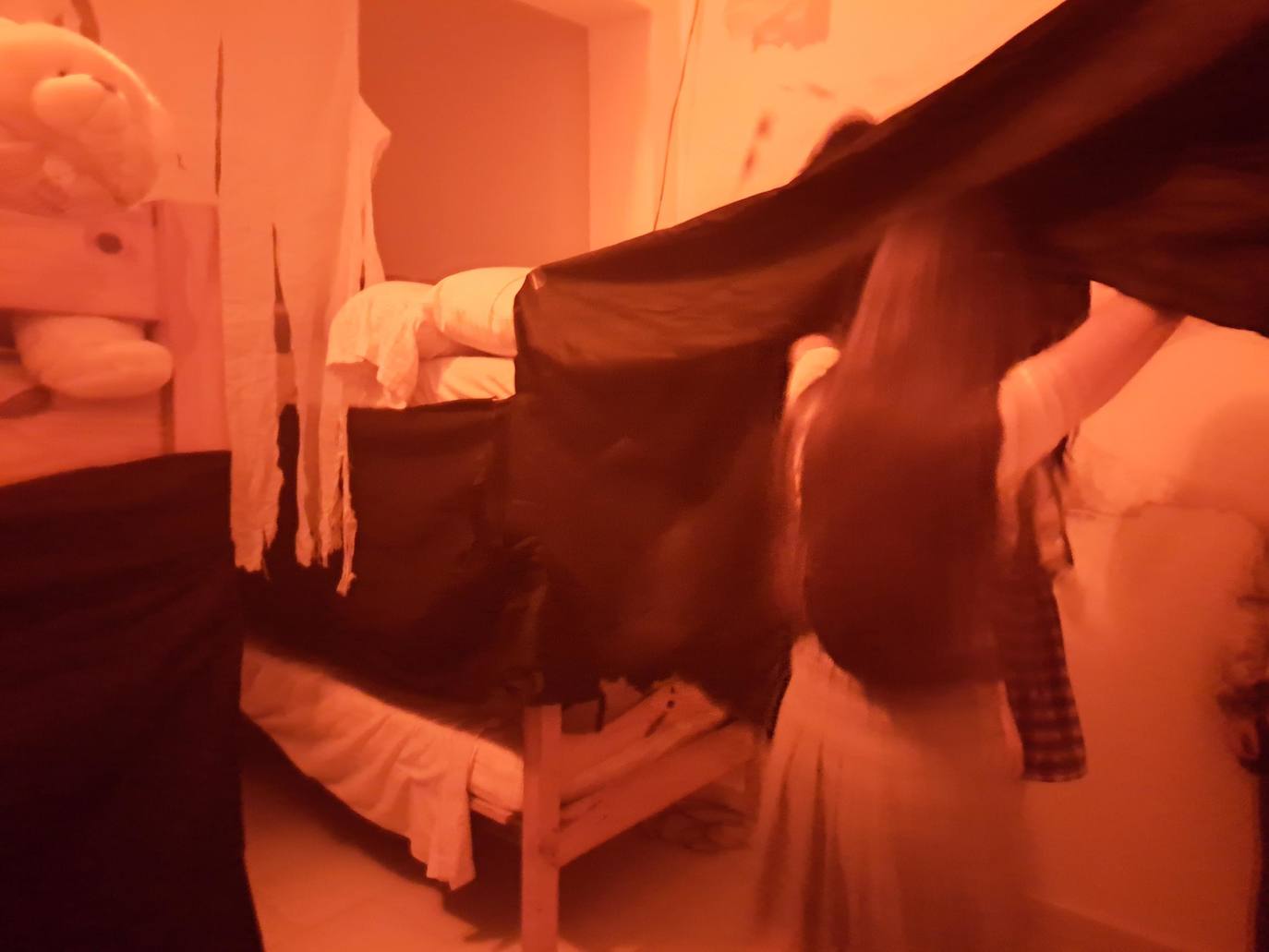 Gritos, sustos y pasos acelerados. Eso es lo que provocaba el pasaje del terror de este año en Miajadas. Más de cien componentes de la asociación Parque Pozo Vela se convirtieron en los personajes más terroríficos que te puedes encontrar en una facultad, desde el rector, el conserje y el guardia de seguridad, hasta profesores y alumnos zombies. Una facultad con todo detalle: aulas, residencia de estudiantes, almacenes, una capilla, incluso una discoteca. 