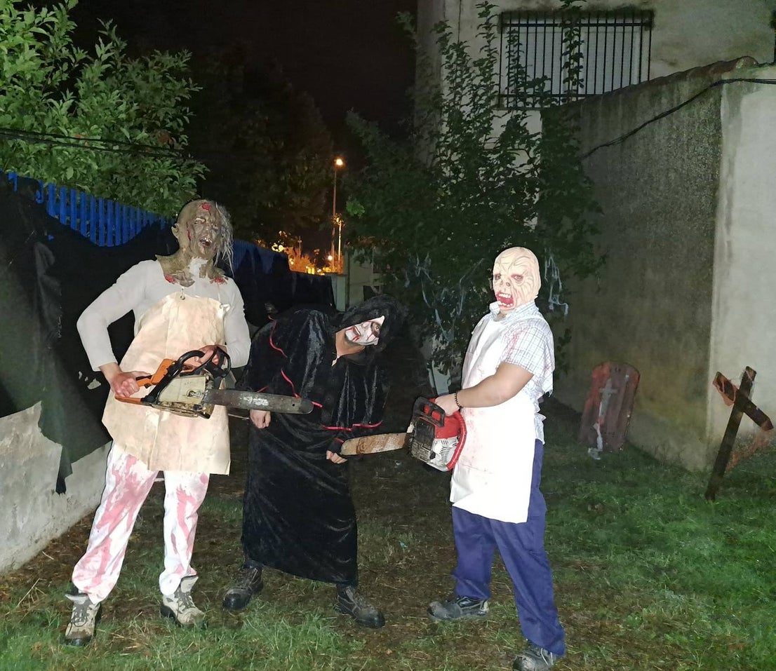 Gritos, sustos y pasos acelerados. Eso es lo que provocaba el pasaje del terror de este año en Miajadas. Más de cien componentes de la asociación Parque Pozo Vela se convirtieron en los personajes más terroríficos que te puedes encontrar en una facultad, desde el rector, el conserje y el guardia de seguridad, hasta profesores y alumnos zombies. Una facultad con todo detalle: aulas, residencia de estudiantes, almacenes, una capilla, incluso una discoteca. 