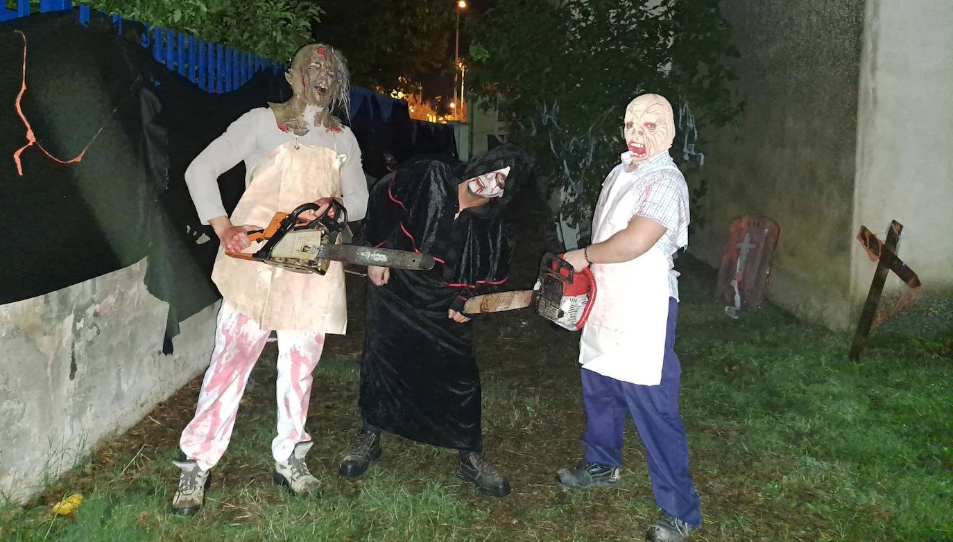 Gritos, sustos y pasos acelerados. Eso es lo que provocaba el pasaje del terror de este año en Miajadas. Más de cien componentes de la asociación Parque Pozo Vela se convirtieron en los personajes más terroríficos que te puedes encontrar en una facultad, desde el rector, el conserje y el guardia de seguridad, hasta profesores y alumnos zombies. Una facultad con todo detalle: aulas, residencia de estudiantes, almacenes, una capilla, incluso una discoteca. 