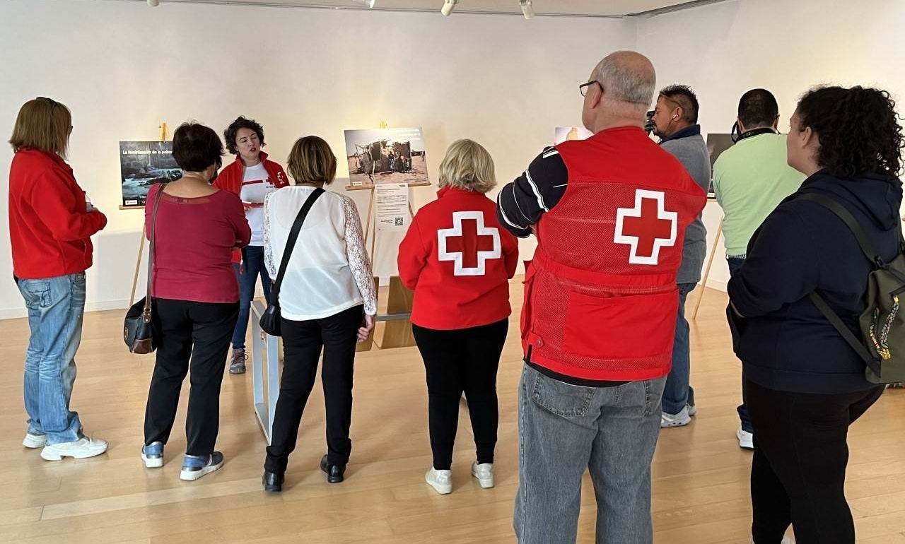 Ana Mª Pavón, Técnico de Cruz Roja, fue la encargada de guiar a los asistentes por la exposición 