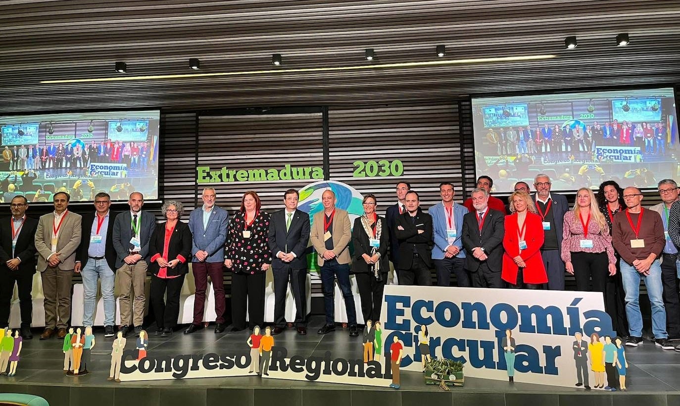 Fotografía grupal de todos los municipios participantes en el congreso 