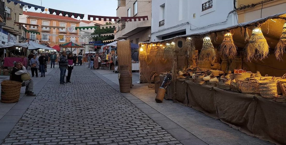 Del 11 al 13 de noviembre Miajadas retrocedió hasta la época medieval para llenar sus calles de magia y fantasía. Puestos de artesanía, gastronomía, talleres y pasacalles hicieron las delicias de vecinos de todas las edades, y también de visitantes que no quisieron perderse esta atracción turística y cultural. 