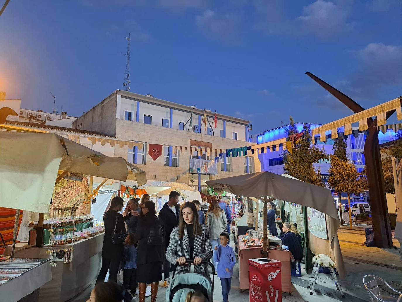 Del 11 al 13 de noviembre Miajadas retrocedió hasta la época medieval para llenar sus calles de magia y fantasía. Puestos de artesanía, gastronomía, talleres y pasacalles hicieron las delicias de vecinos de todas las edades, y también de visitantes que no quisieron perderse esta atracción turística y cultural. 