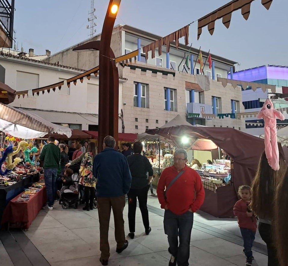 Del 11 al 13 de noviembre Miajadas retrocedió hasta la época medieval para llenar sus calles de magia y fantasía. Puestos de artesanía, gastronomía, talleres y pasacalles hicieron las delicias de vecinos de todas las edades, y también de visitantes que no quisieron perderse esta atracción turística y cultural. 