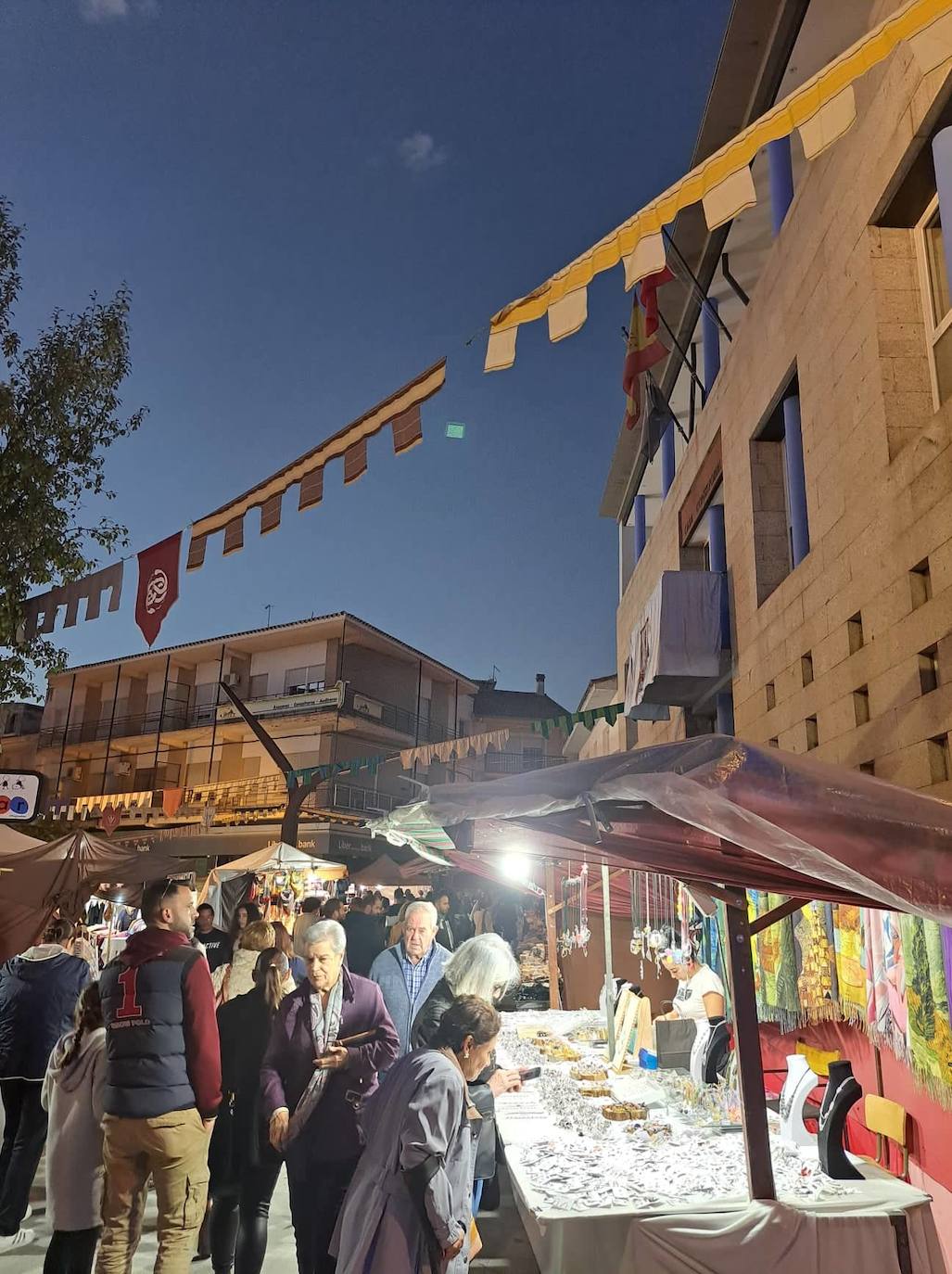 Del 11 al 13 de noviembre Miajadas retrocedió hasta la época medieval para llenar sus calles de magia y fantasía. Puestos de artesanía, gastronomía, talleres y pasacalles hicieron las delicias de vecinos de todas las edades, y también de visitantes que no quisieron perderse esta atracción turística y cultural. 