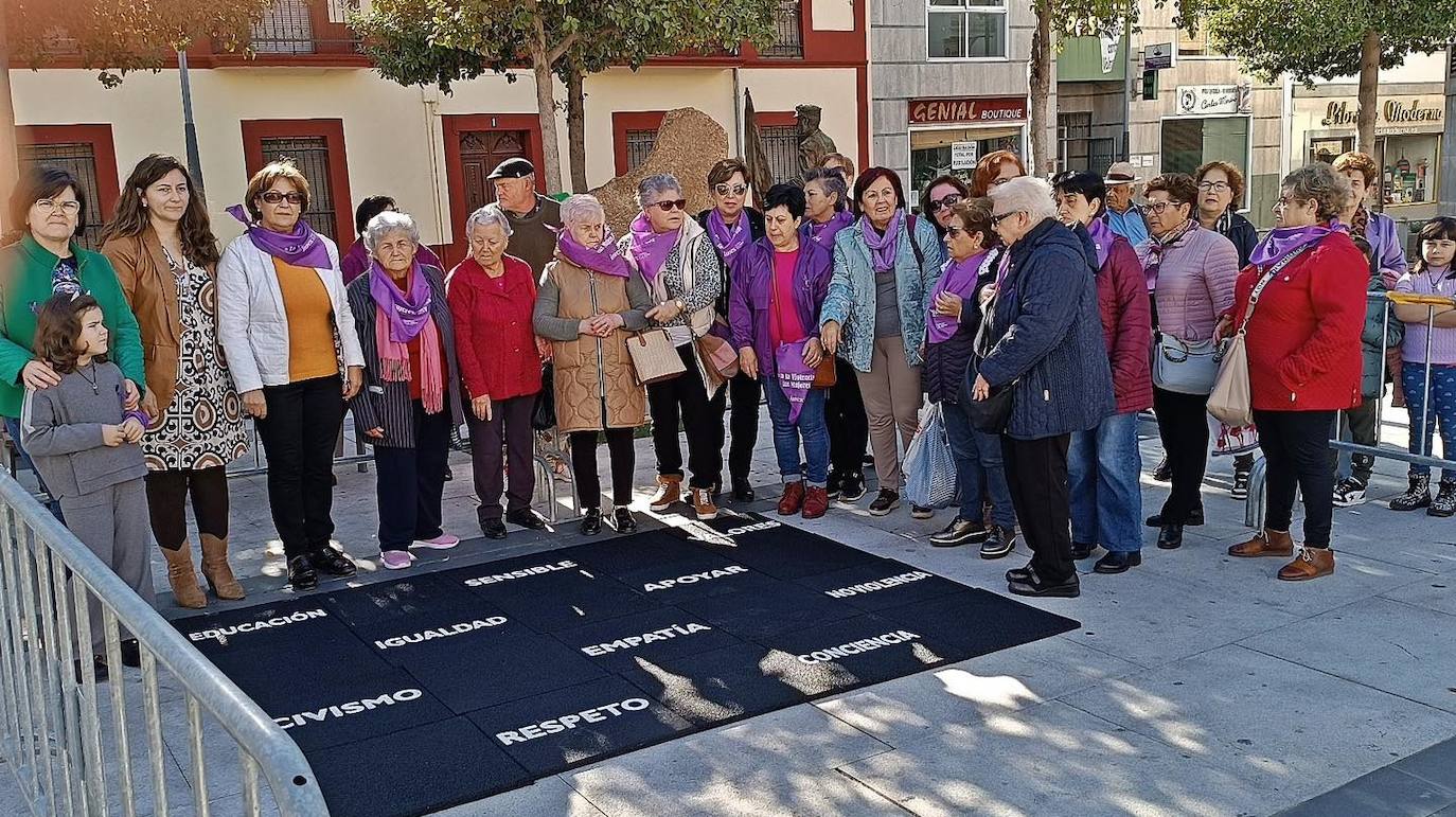 Miajadas rinde homenaje a las víctimas de violencia de género