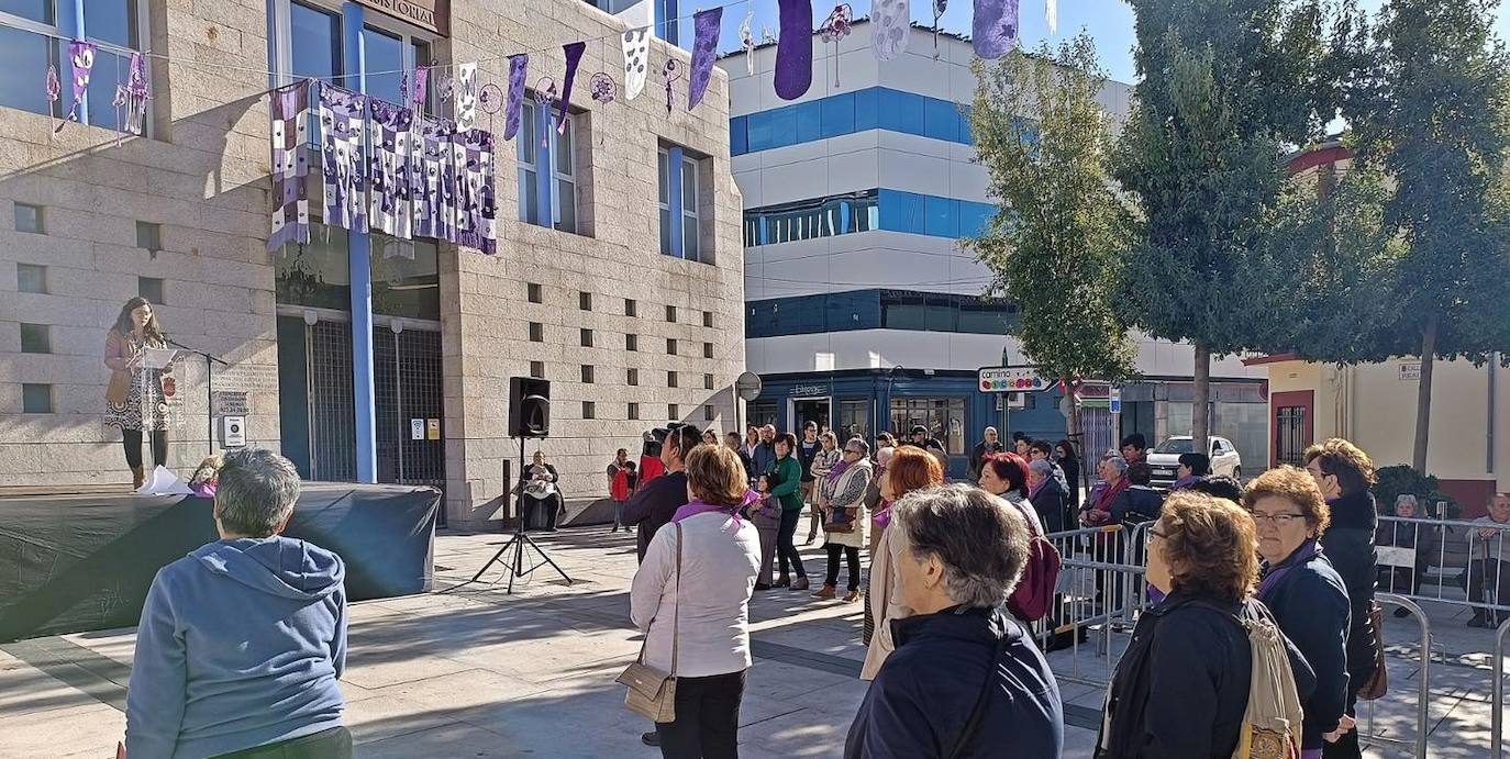 Lectura del manifiesto institucional por el 25N en Miajadas 