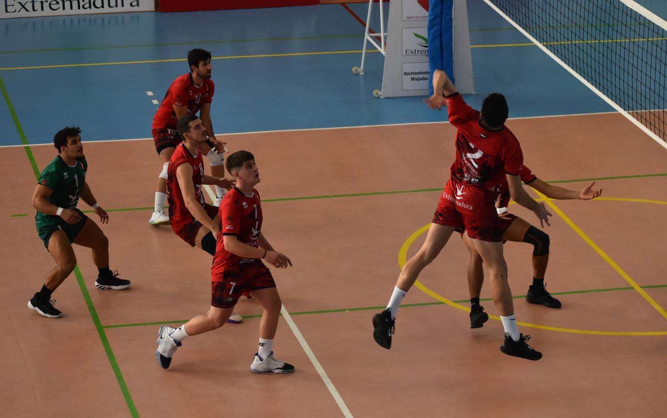 El Extremadura Grupo Laura Otero vence por la directa al Ibiza Volley