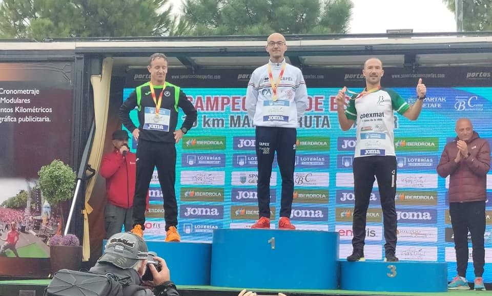 Sergio Redondo (blanco y verde) posa en el tercer puesto del pódium nacional de 10 km. Marcha 