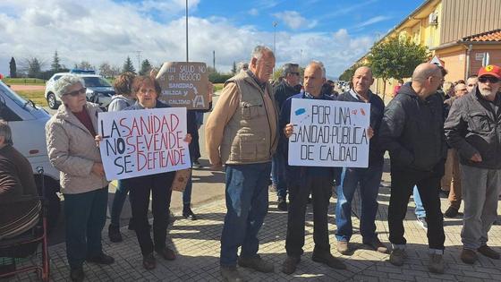 300 miajadeños reivindican en el centro de salud una Sanidad Pública de calidad