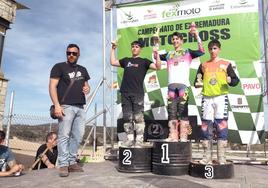 Samuel Tapia posa en lo más alto del pódium de la primera carrera del Extremeño 125 cc, en Mérida