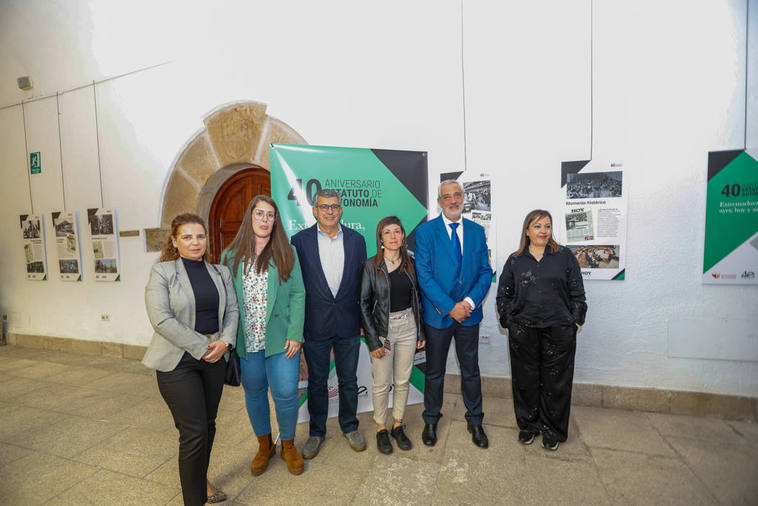 Los alcaldes/as posan junto a Carlos Carlos en la exposición del Diario HOY 'Extremadura, ayer, hoy, y siempre'