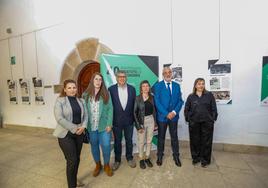 Los alcaldes/as posan junto a Carlos Carlos en la exposición del Diario HOY 'Extremadura, ayer, hoy, y siempre'
