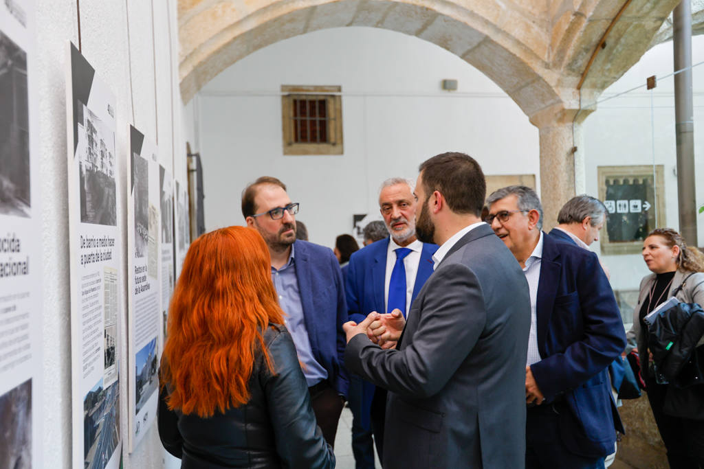 Antonio Díaz conversa durante la visita a la exposición del Diario HOY