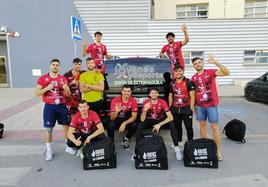 Los jugadores del Extremadura Grupo Laura Otero celebran su tercer puesto de liga