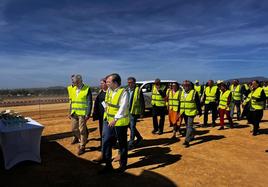 Visita del presidente de la Junta de Extremadura a las obras de la futura fábrica de almendras en Miajadas