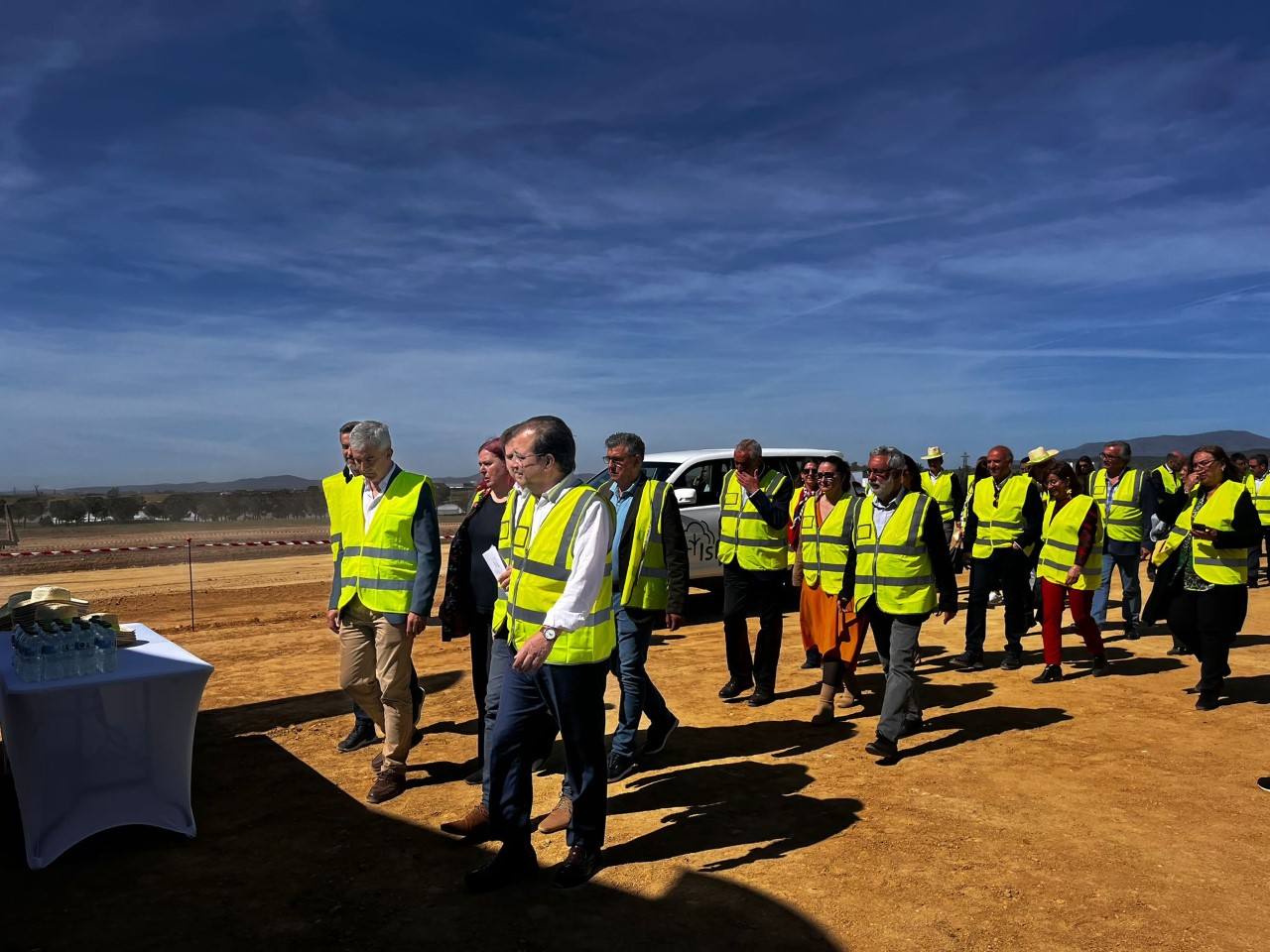 Visita del presidente de la Junta de Extremadura a las obras de la futura fábrica de almendras en Miajadas