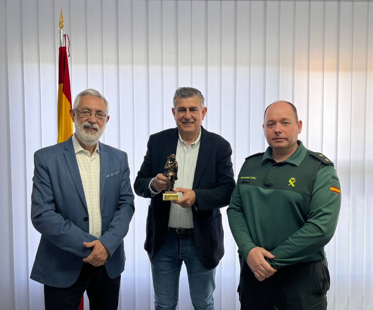 Antonio Díaz (centro) recibe el reconocimiento de manos del Subdelegado del Gobierno en Cáceres, José Antonio García, y el Teniente Coronel, Jefe de la Comandancia de Cáceres, Rafael Roldán