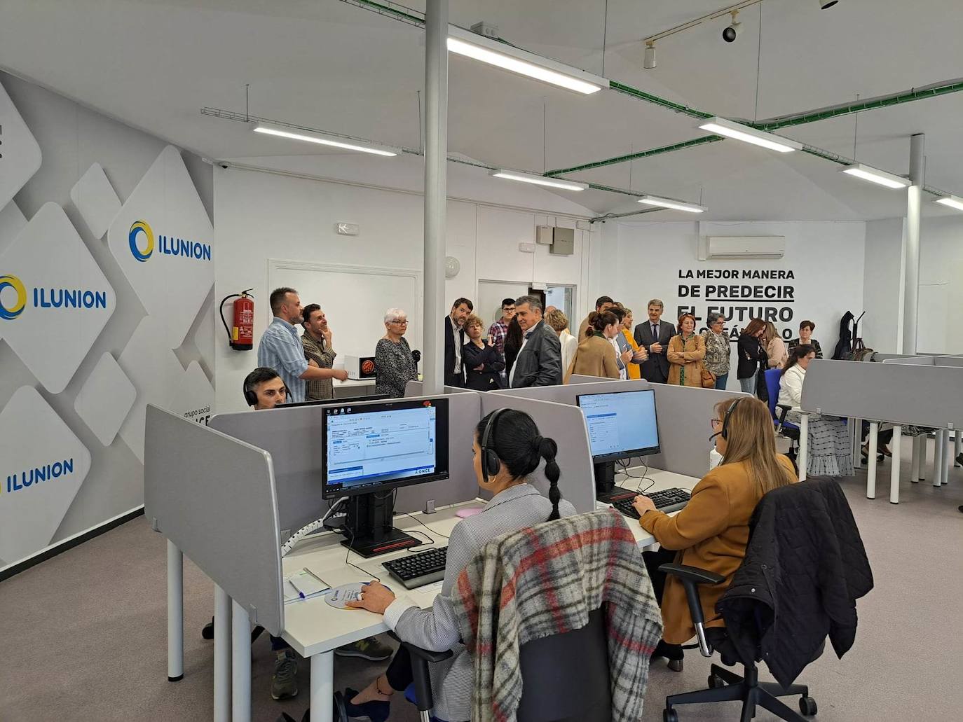 Las autoridades, representantes de ONCE y directivos de la empresa ILUNION visitan a los trabajadores del centro
