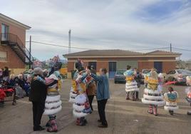 Los componentes de la comparsa 'Los Colegas' bailan con los mayores de San Martín de Porres