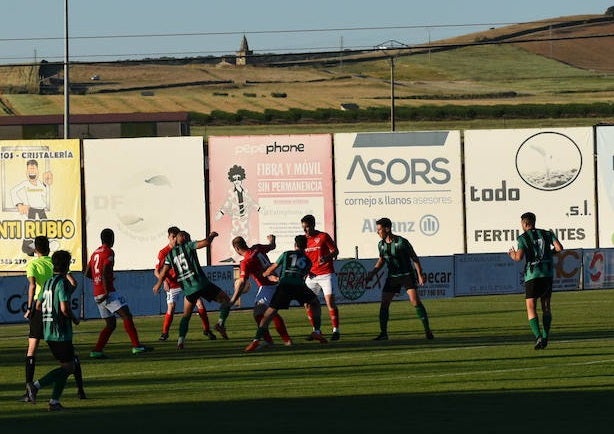 El Miajadas mira de cerca el descenso mientras que el Jerez afianza su Playoff de ascenso